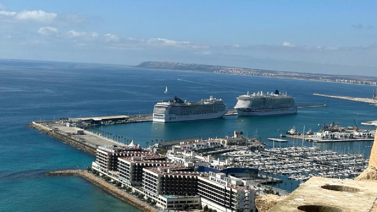 Otros dos cruceros en el puerto de Alicante en imagen de archivo.