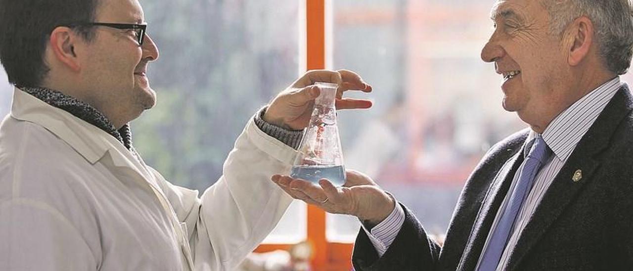 Iván Lavandera, a la izquierda, y Vicente Gotor, en el laboratorio de su equipo de investigación en la Facultad de Químicas.