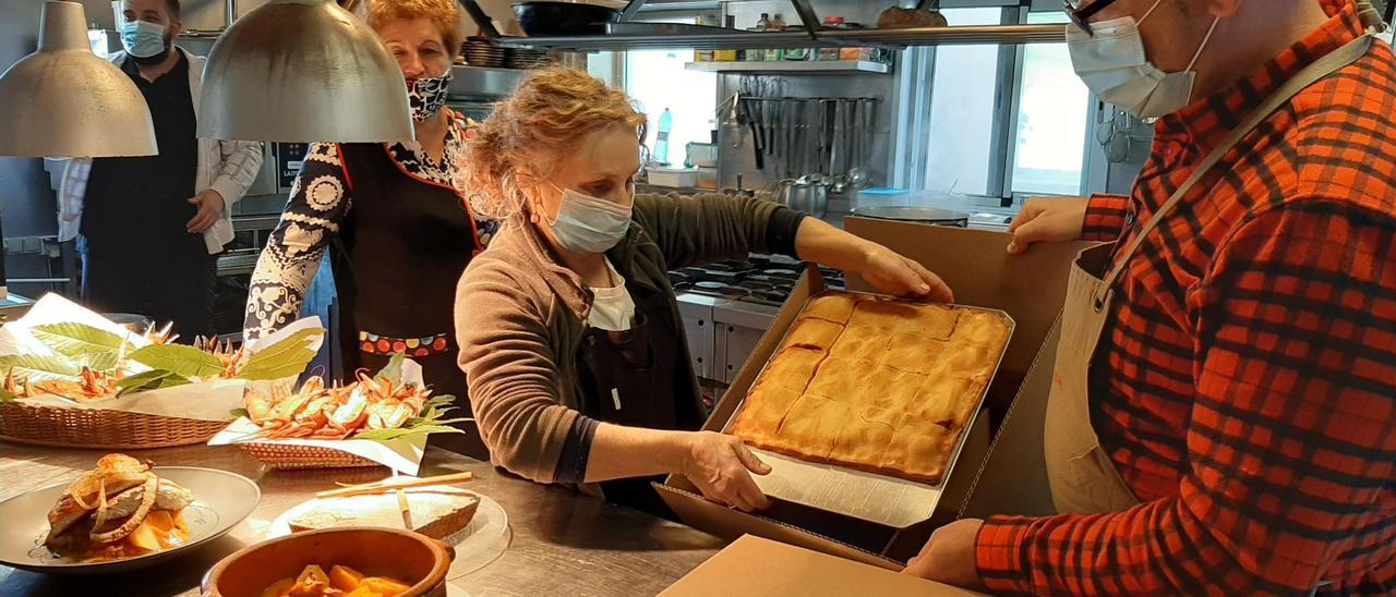 El personal de A Centoleira, en Beluso, preparando un pedido para entregar a domicilio.