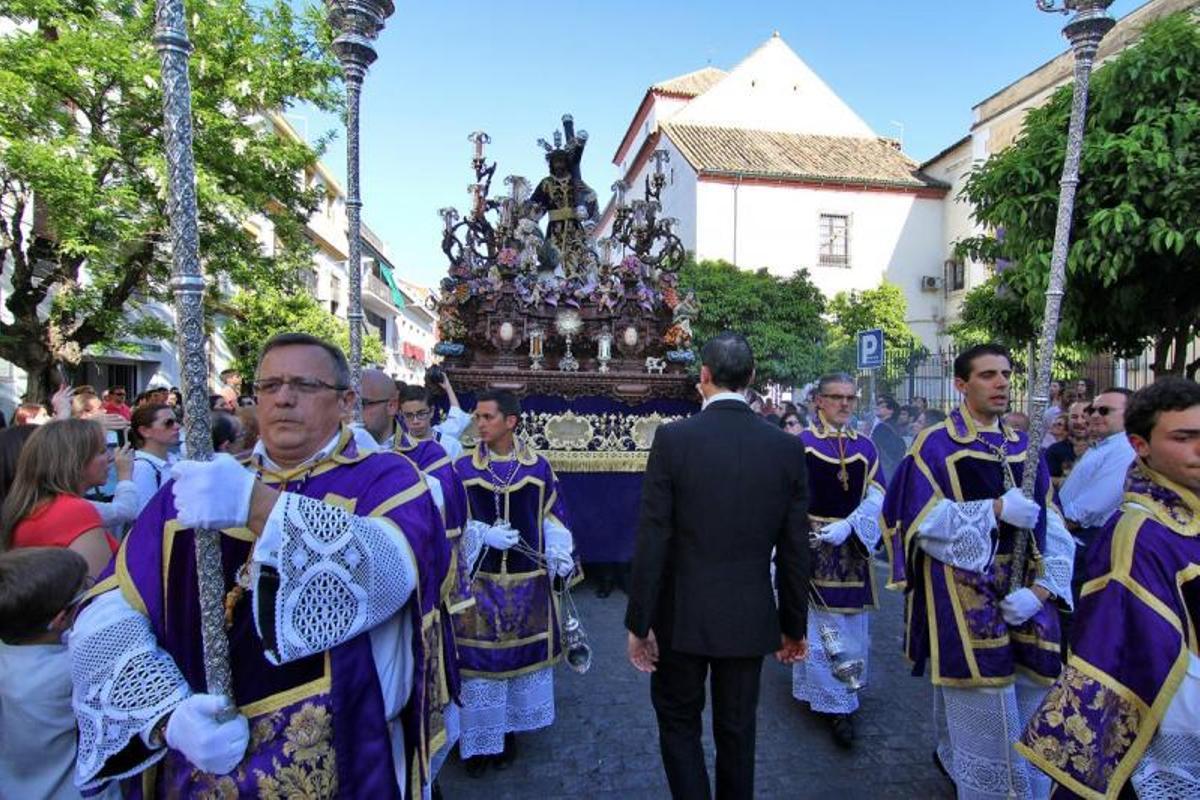 La noche culmina un Martes Santo primaveral e histórico