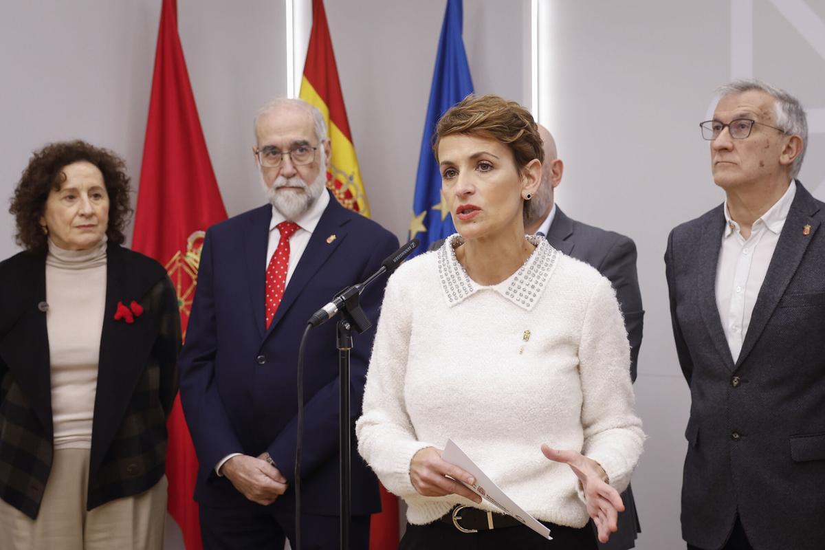 La presidenta del Gobierno de Navarra, María Chivite (c).