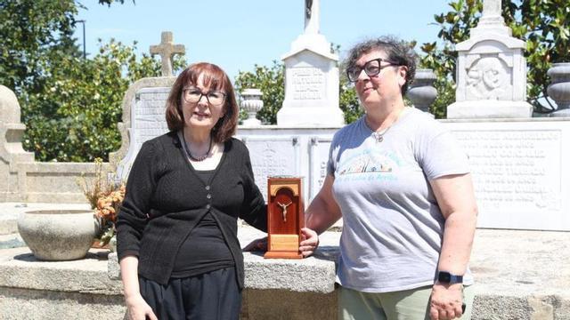 Mariana Vicat y Elsa Blanco con las cenizas de Benito Blanco. | MANOLO SEIXAS