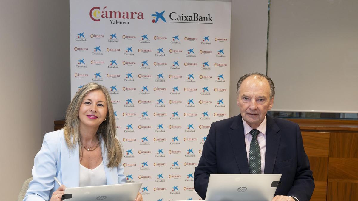 La directora territorial de CaixaBank en la C. Valenciana y Murcia, Olga García, y el presidente de Cámara Valencia, José Vicente Morata.