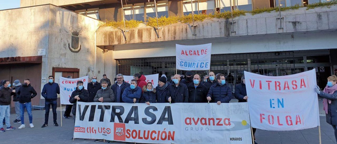 Trabajadores de Vitrasa en Praza do Rei durante la celebración de su última huelga.  |  // MARTA G. BREA