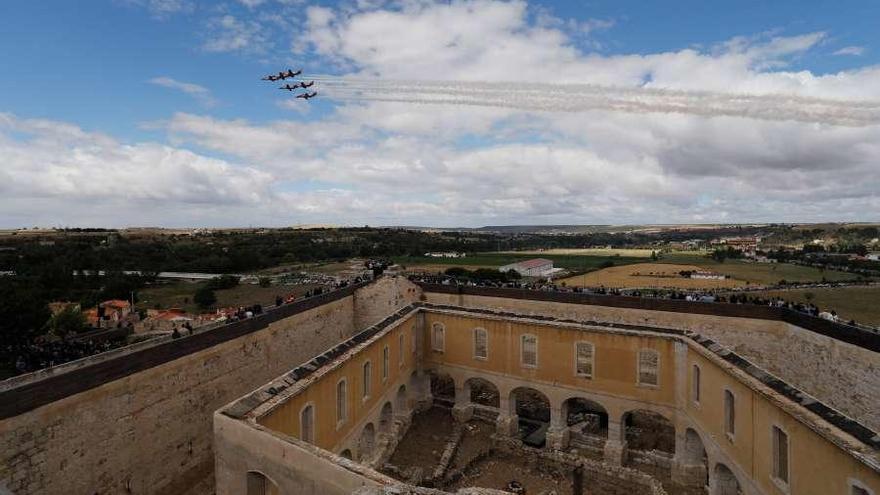 Más de 45.000 zamoranos disfrutan de las acrobacias de la Patrulla Águila