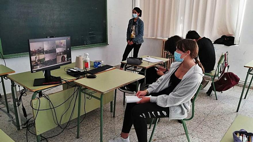 Seguimiento de la charla, ayer, en una clase del instituto veigueño. | A. M. S.