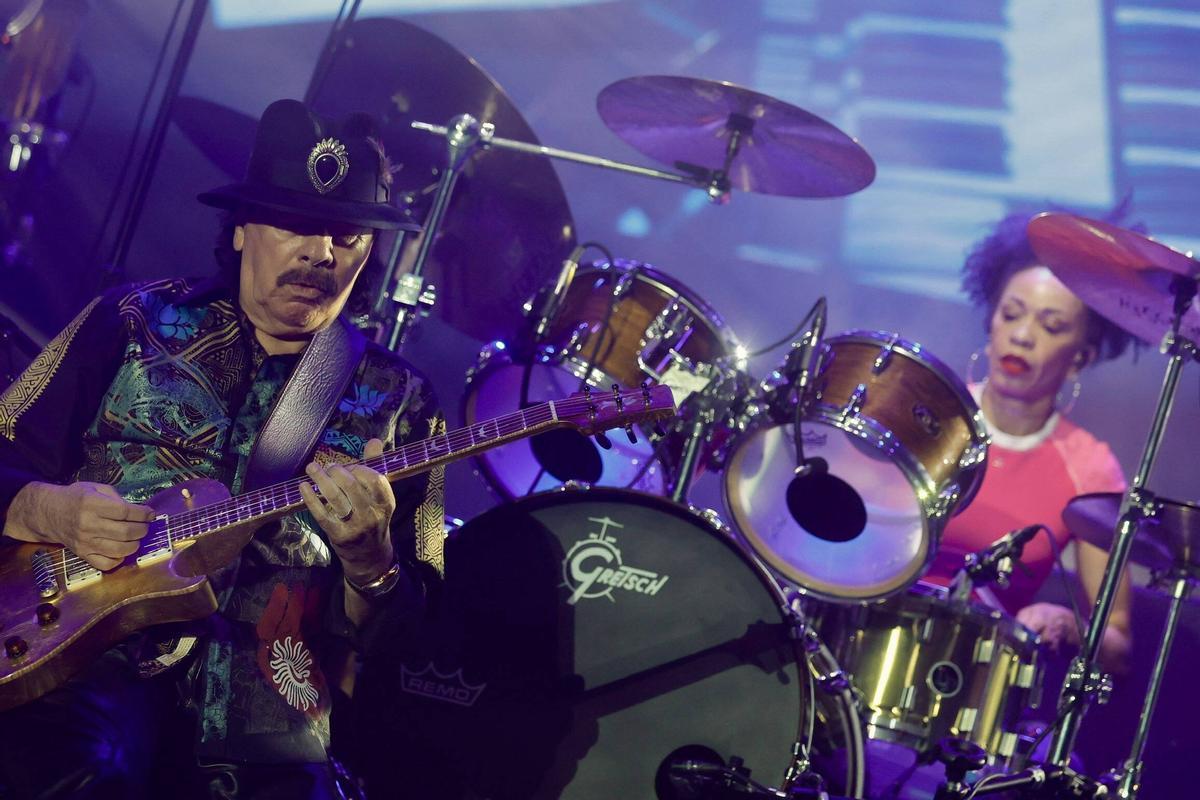 El regreso del legendario guitarrista Carlos Santana a València, en imágenes