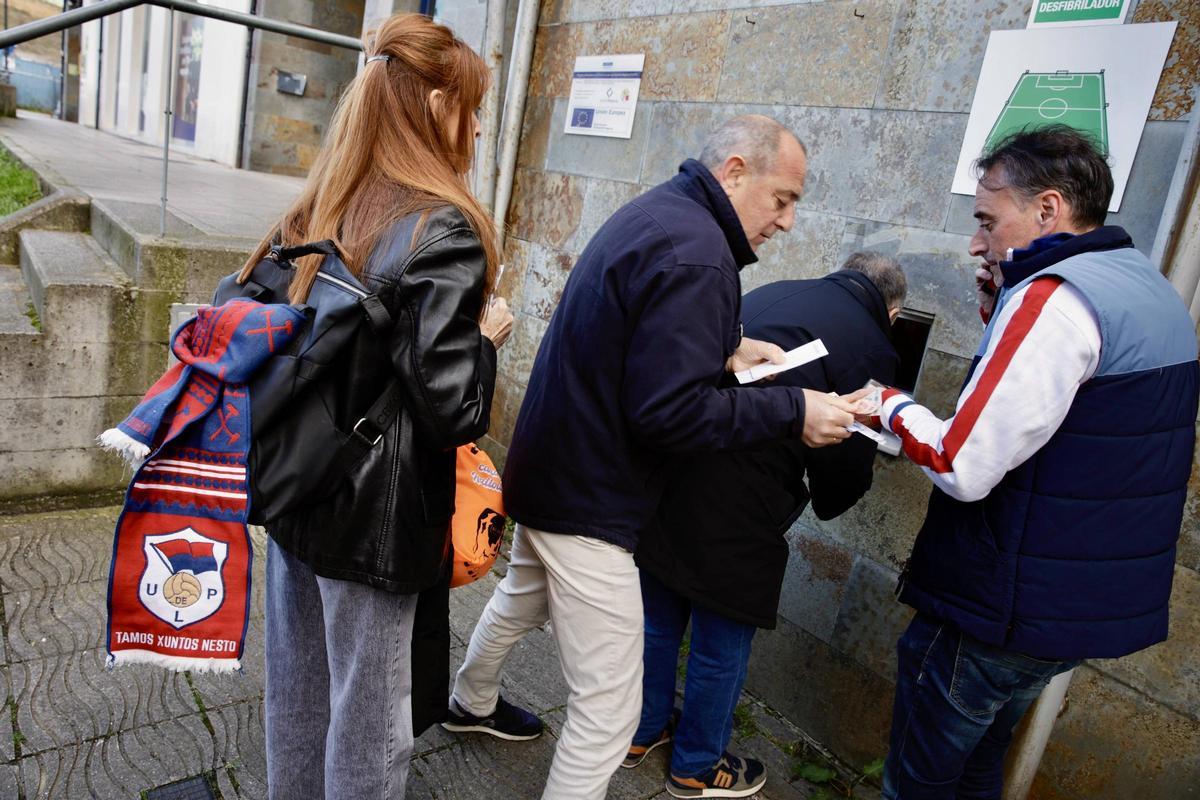 Abonados del Langreo pagan 10 euros extra para ver a ayudar al club durante el penúltimo encuentro en Ganzábal.