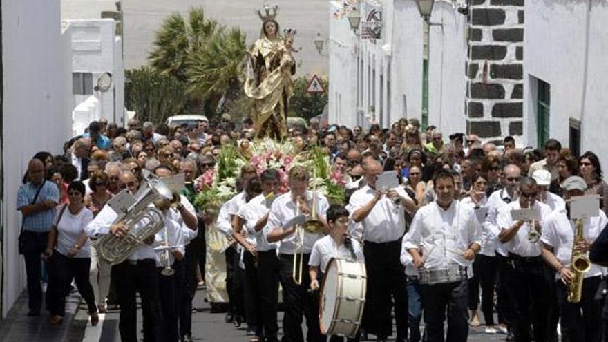 La Virgen del Carmen, al mediodía de ayer, en procesión por las calles de Teguise. | adriel perdomo