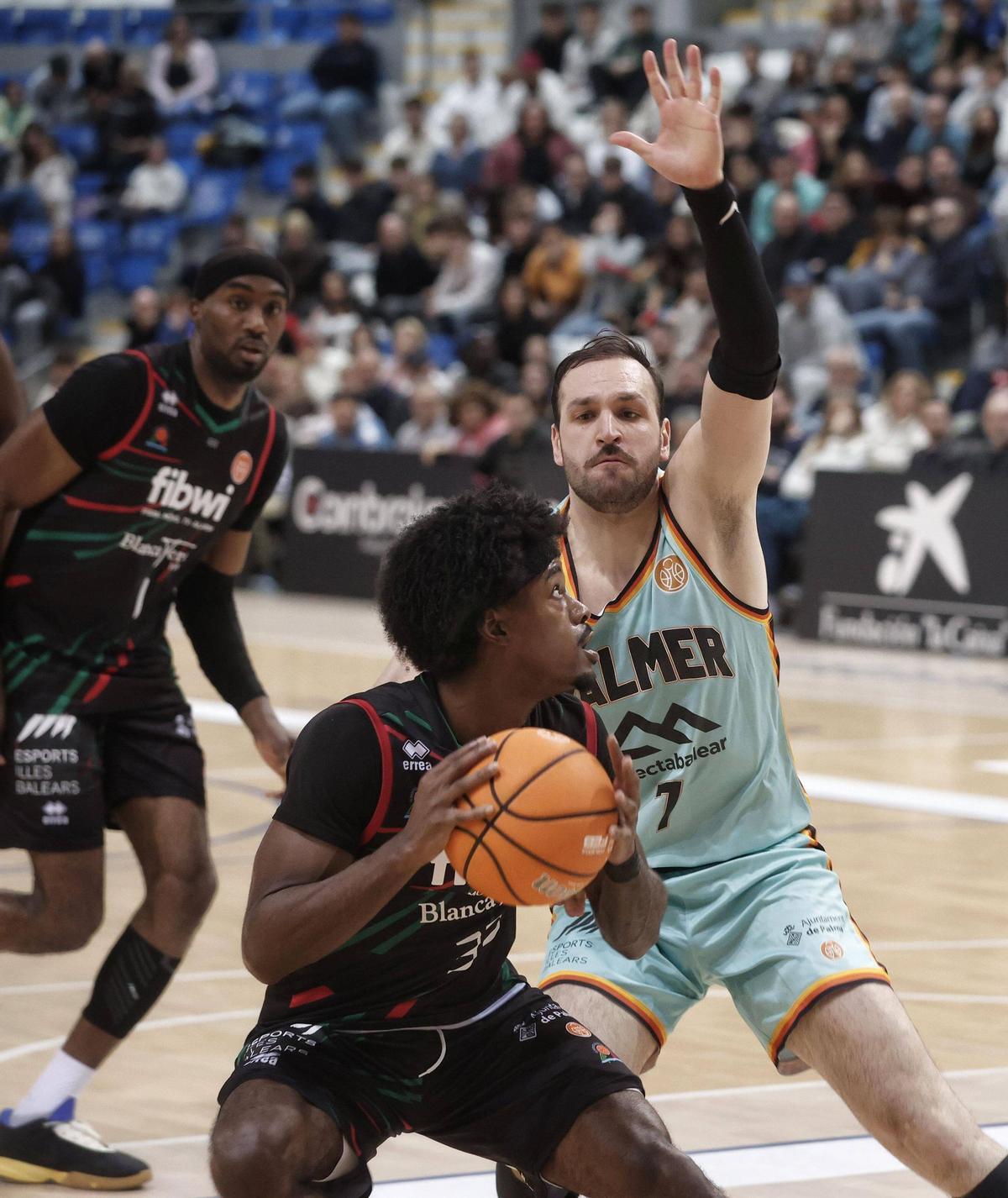 El Fibwi se lleva la victoria ante el Palmer en un derbi apasionante.