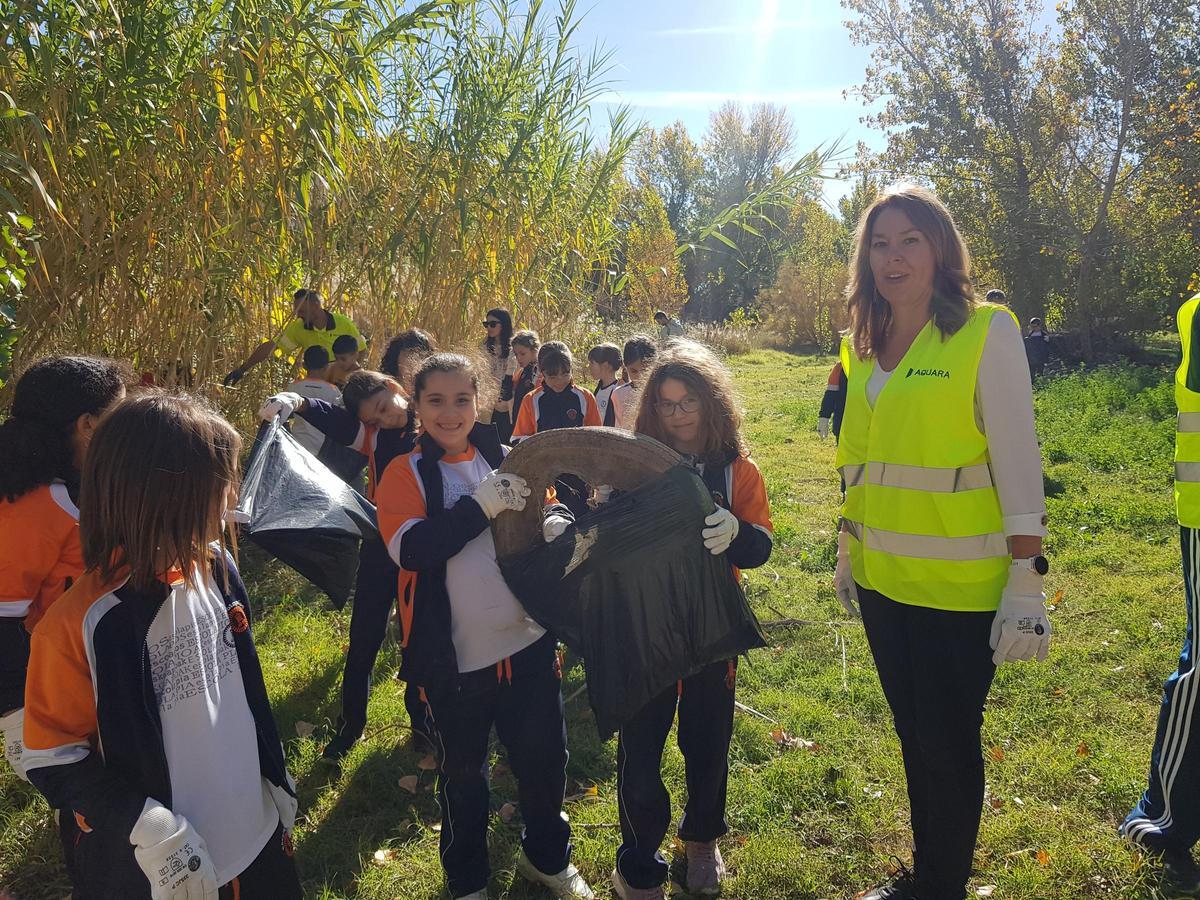 Alumnas enseñando la rueda que encontraron en la ribera del Guadalope