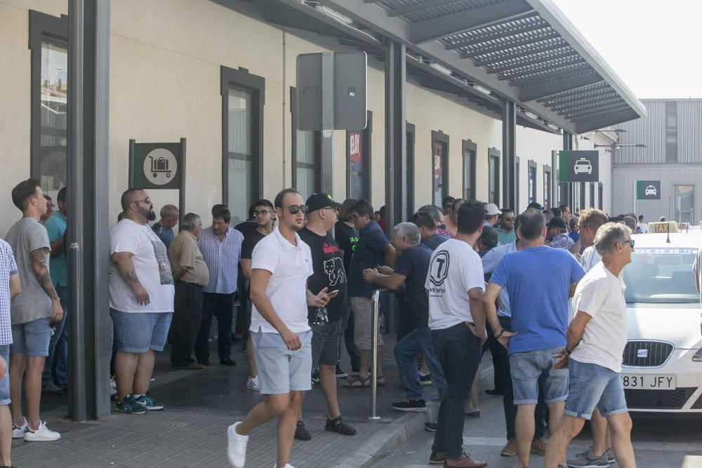 La huelga indefinida continúa: turistas cargados de maletas sin taxi en Alicante.