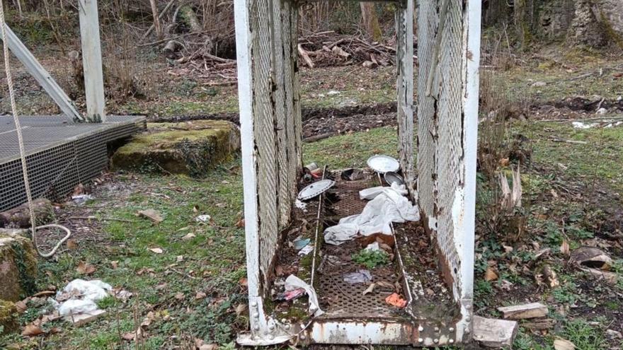 La jaula del pozo San Fernando, llena de basura.