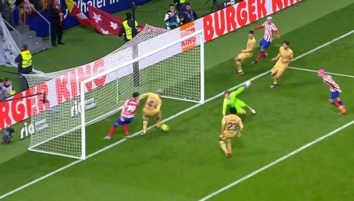 Araujo salva al Barça en el Metropolitano.