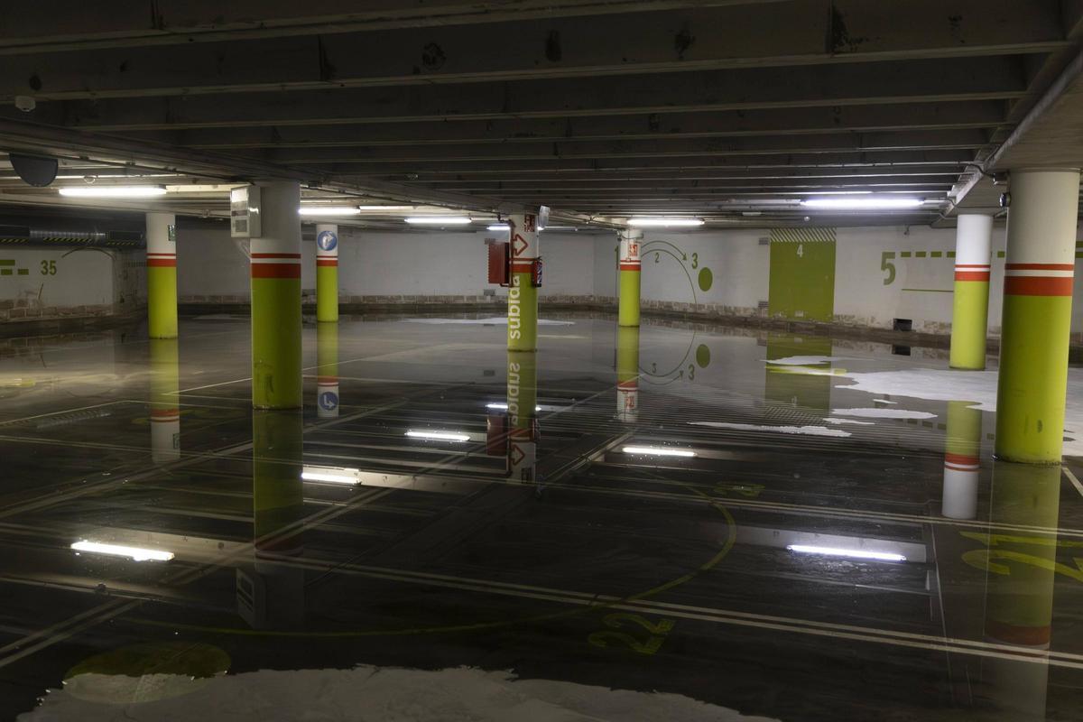 La tercera planta subterránea del parking está inhabilitada por acumulación permanente de agua.