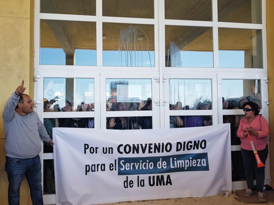 El encierro del personal de limpieza en la Facultad de Derecho de la Universidad de Málaga llega a su tercer día. La basura de los centros sigue acumulándose, pero las empresas, los trabajadores y la institución académica todavía no han llegado a un acuerdo. Este miércoles se ha vuelto a repetir la concentración de otros limpiadores a las puertas del edificio