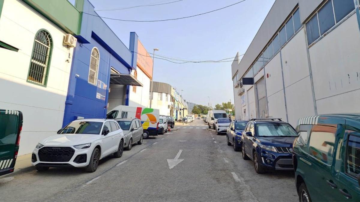 Vehículos estacionados en una calle del recinto industrial de San Pedro.
