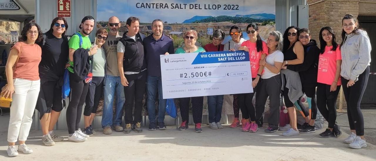 Momento de la donación de los 2.500 euros.