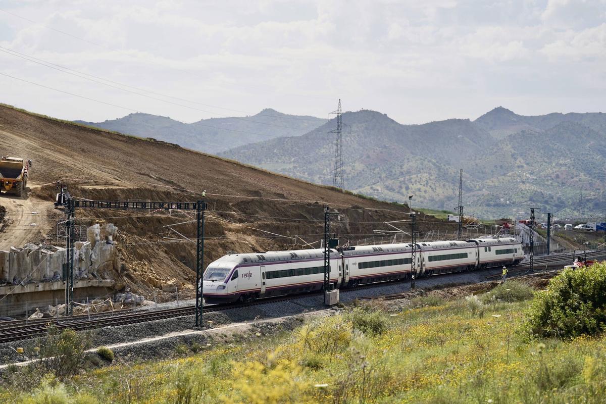 Reapertura parcial de la línea de Alta Velocidad a su paso por Álora, donde quedó sepultada por el desplazamiento de un talud de tierra