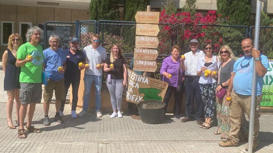 Vecinos de Can Garriga que se oponen al proyecto de parque solar. | M.BOSCH