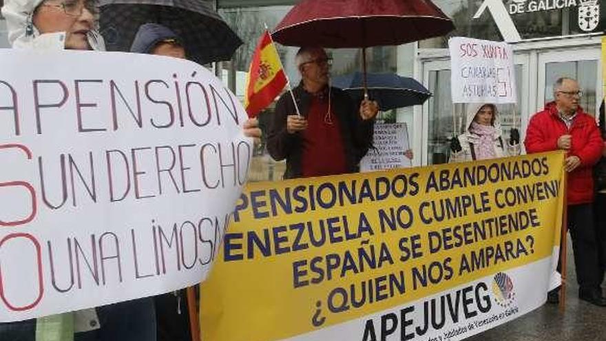 Protesta en Vigo de pensionistas retornados de Venezuela. // Alba Villar