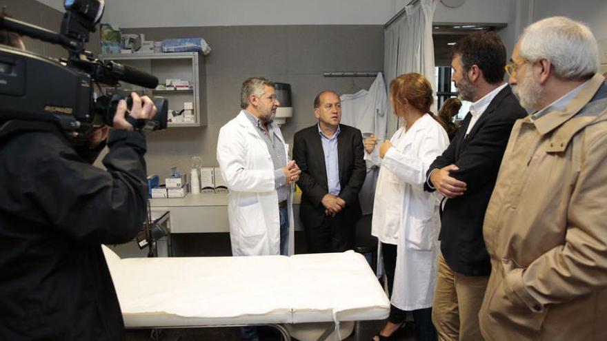 Leiceaga, durante un encuentro con profesionales sanitarios esta mañana. // S. Otero