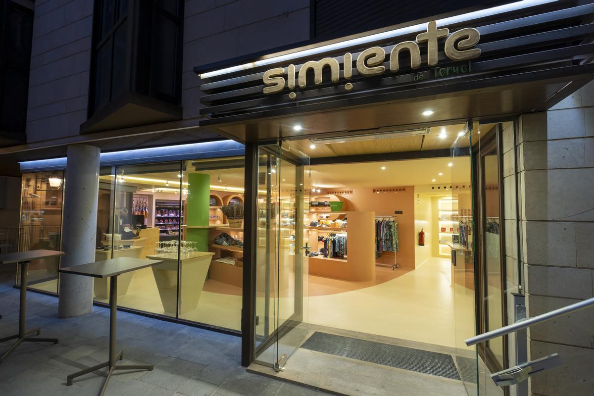 La tienda 'Simiente', en la plaza de los Amantes de Teruel, vende productos procedentes de los centros especiales de empleo.