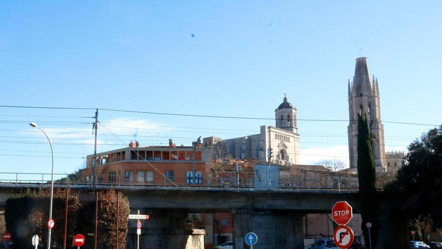Adif es compromet a revisar la línia ferroviària que travessa Girona la setmana vinent