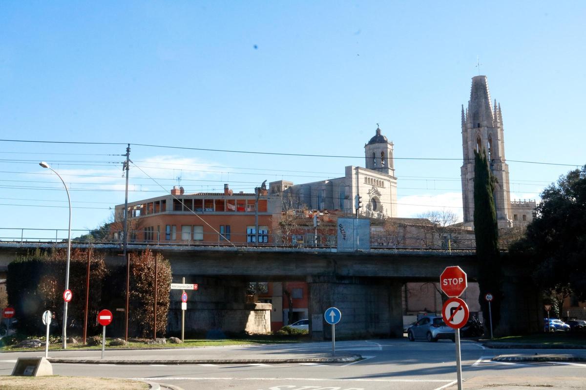 El viaducte de Girona a l'altura del barri de Pedret