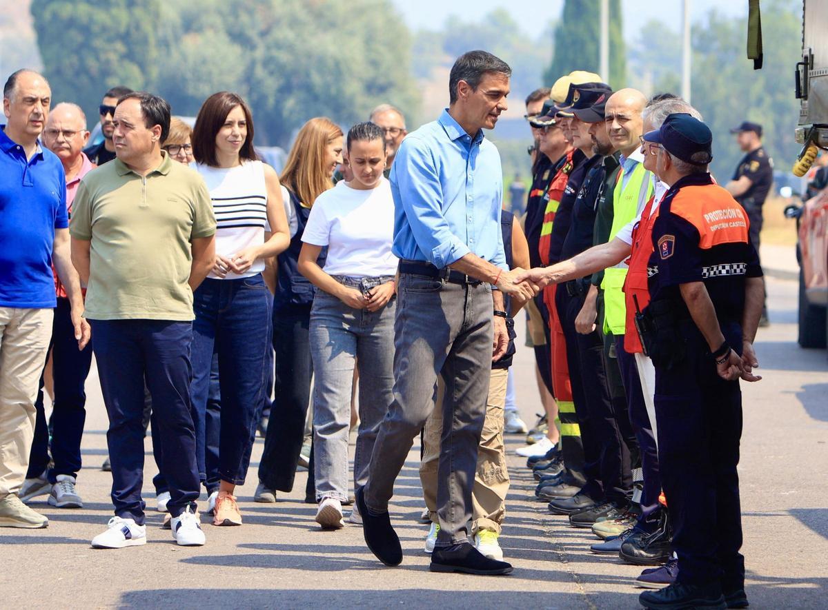 El presidente del Gobierno, Pedro Sánchez, visita el puesto de mando del incendio de la Vall d'Uixó (Castellón)
