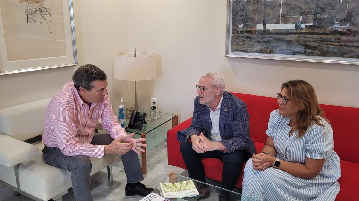 Miguel Chavarría y Susana Cazorla durante su reunión con Marciano Gómez