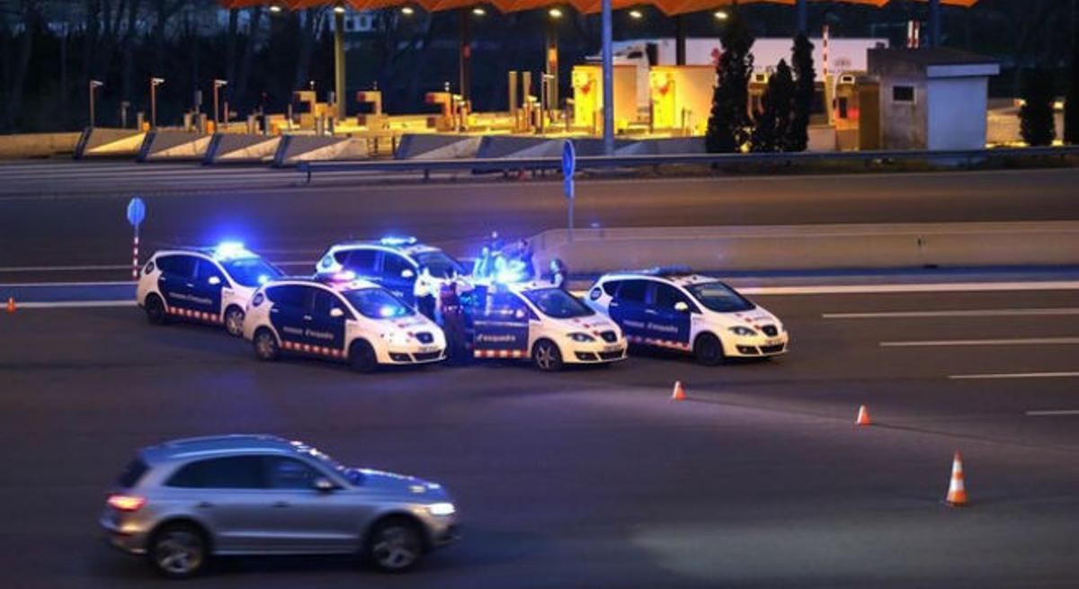 La Policía Nacional intercepta un vehículo cargado de armas en el peaje de La Jonquera, en Girona. 