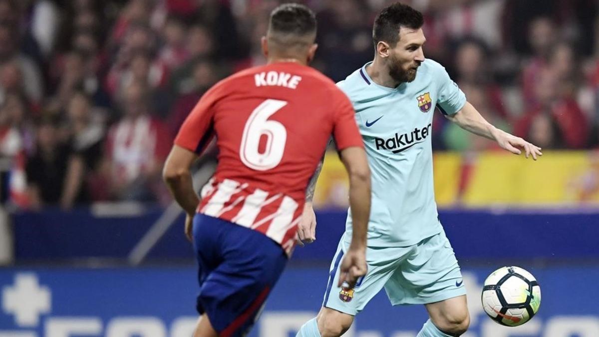 Messi controla un balón ante la presencia de Koke.