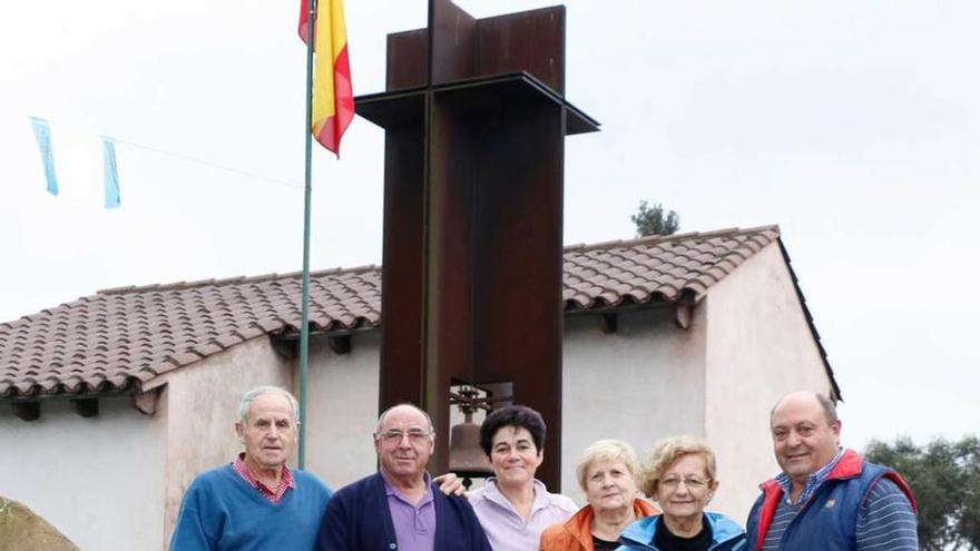 Miembros de la Asociación de Vecinos de Veriña, junto a la capilla.