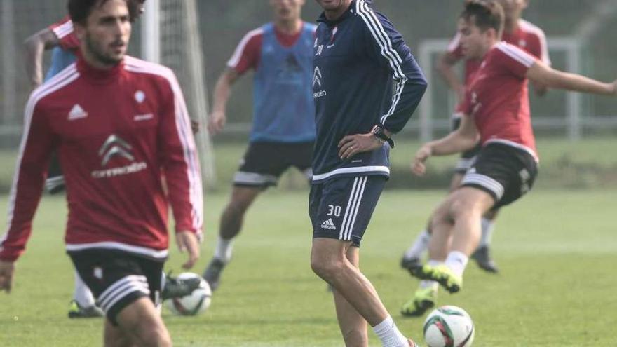 Javier Torres Gómez dirige un entrenamiento del Celta B en las instalaciones de A Madroa. // Adrián Irago