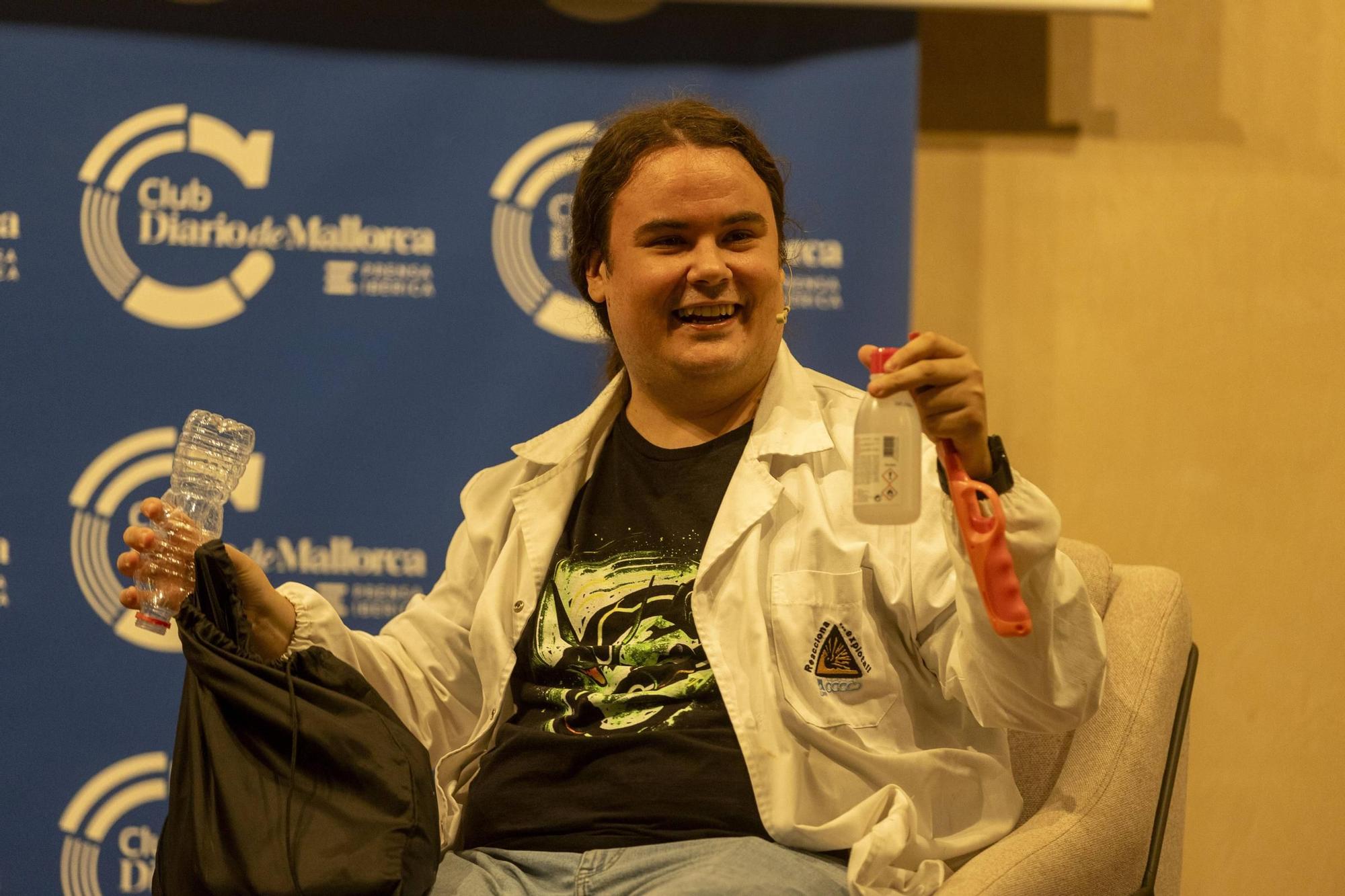 FOTOS | El Físico Barbudo entrevistó al divulgador tras el canal Ponte Bata en un encuentro en Diario de Mallorca