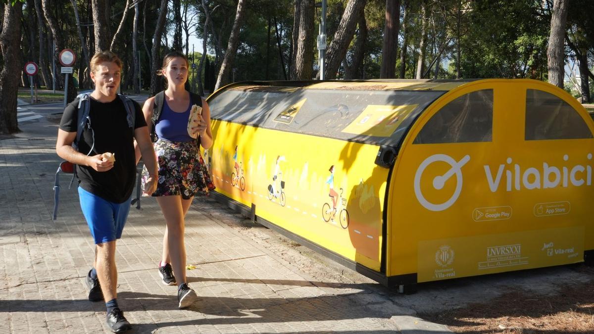 Varias de las bancadas cubiertas del VilaBici se han colocado, aunque acciones vandálicas y problemas de resistencia dificultan la instalación de las bicicletas.