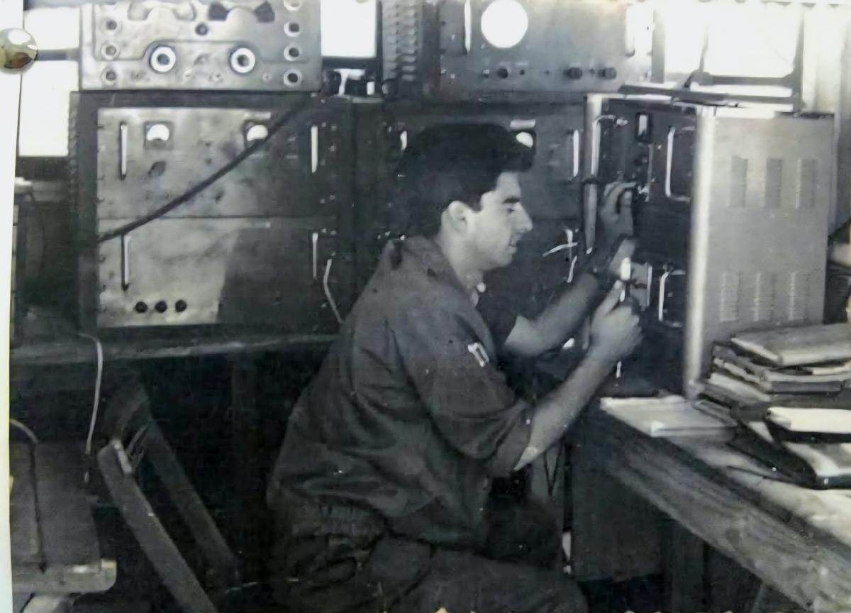Paco Santana en sus inicios como controlador aéreo