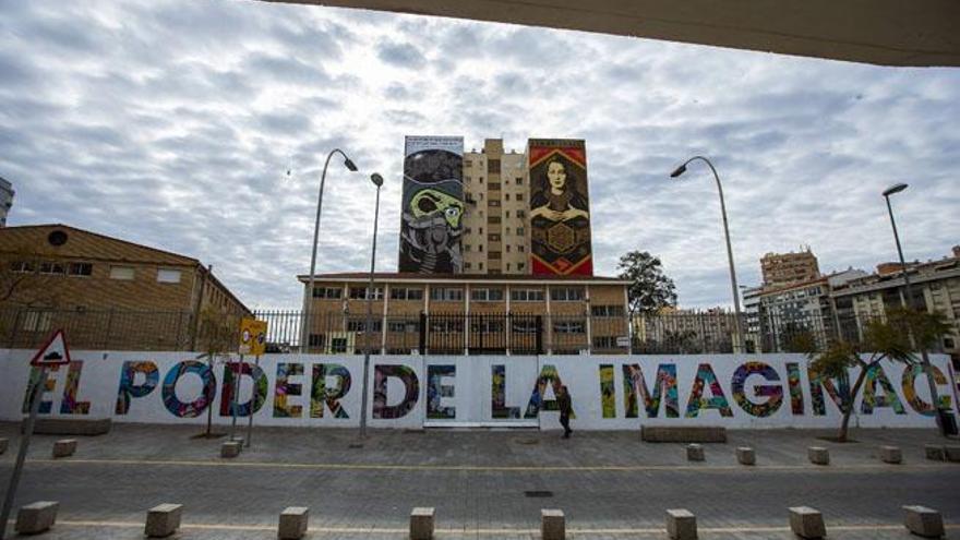 Vista de la fachada del Colegio García Lorca donde se puede ver a la derecha el mural del artista urbano Obey y a la izquierda del artista Dean Stockton &quot;DFace&quot;, dentro del proyecto Málaga Arte Urbano Soho (MAUS).