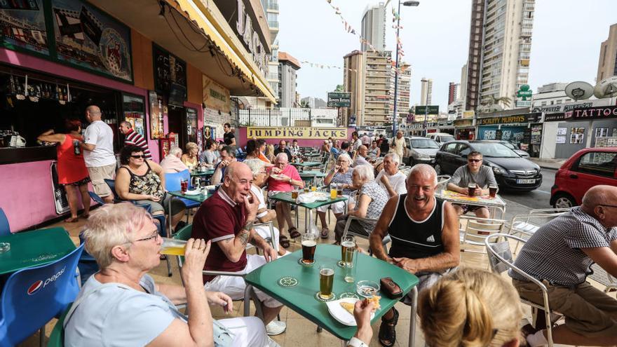 Imagen de archivo de turistas ingleses en bares de Benidorm durante este verano.