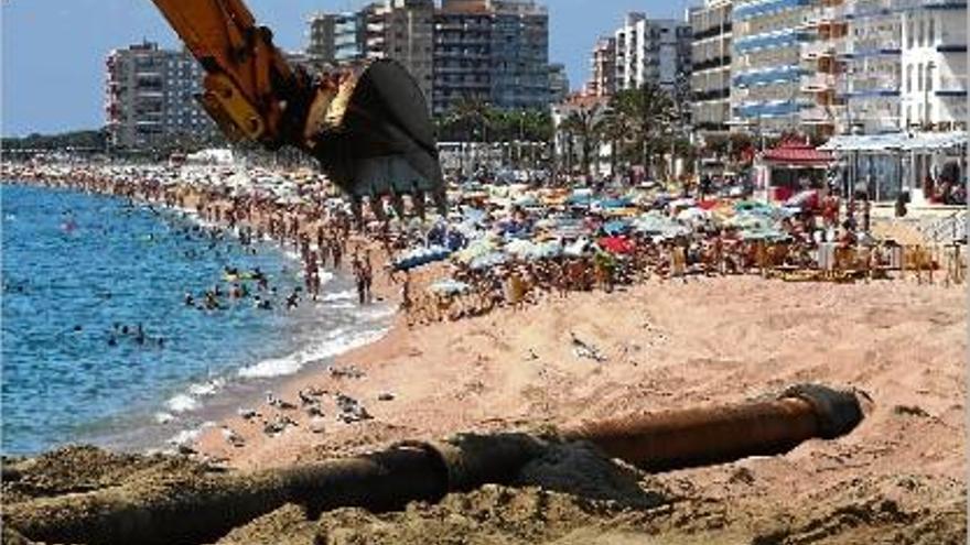 La platja de s&#039;Abanell, a Blanes, té habitualment problemes perquè el mar es «menja» cada cop més sorra |