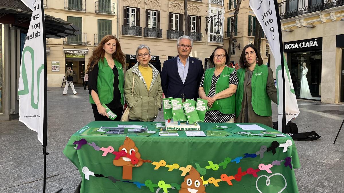 La AECC instala una mesa informativa con motivo del Día Mundial Contra el Cáncer de Colon