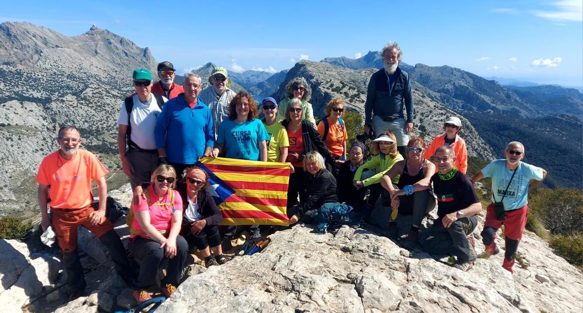 La colla al cim de l'Ofre