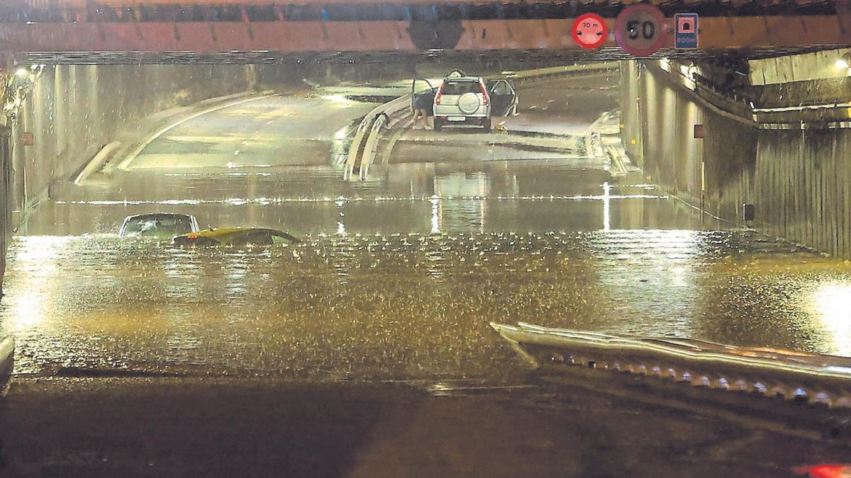 Varios vehículos quedaron atrapados anoche en el túnel de la avenida General Avilés en València debido a las intensas precipitaciones. FUERTES LLUVIAS EN VALENCIA Y SU AREA METROPOLITANA