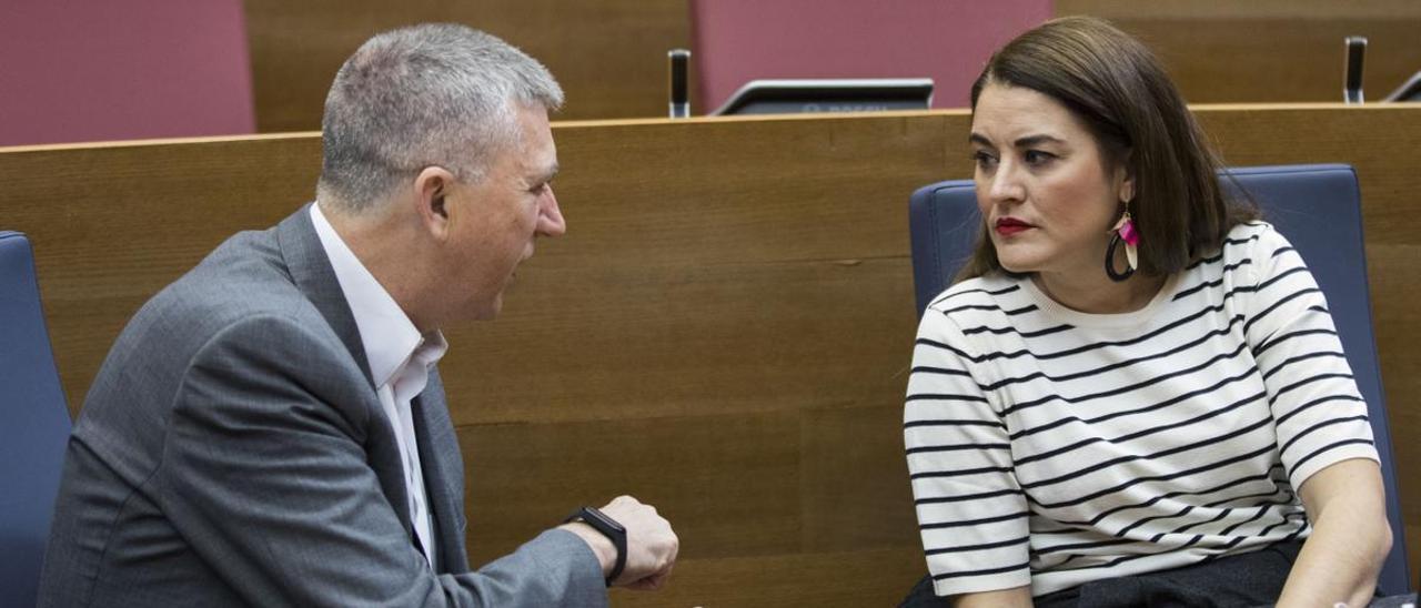 Rafa Climent y Mireia Mollà conversando durante un pleno de las Cortes Valencianas.