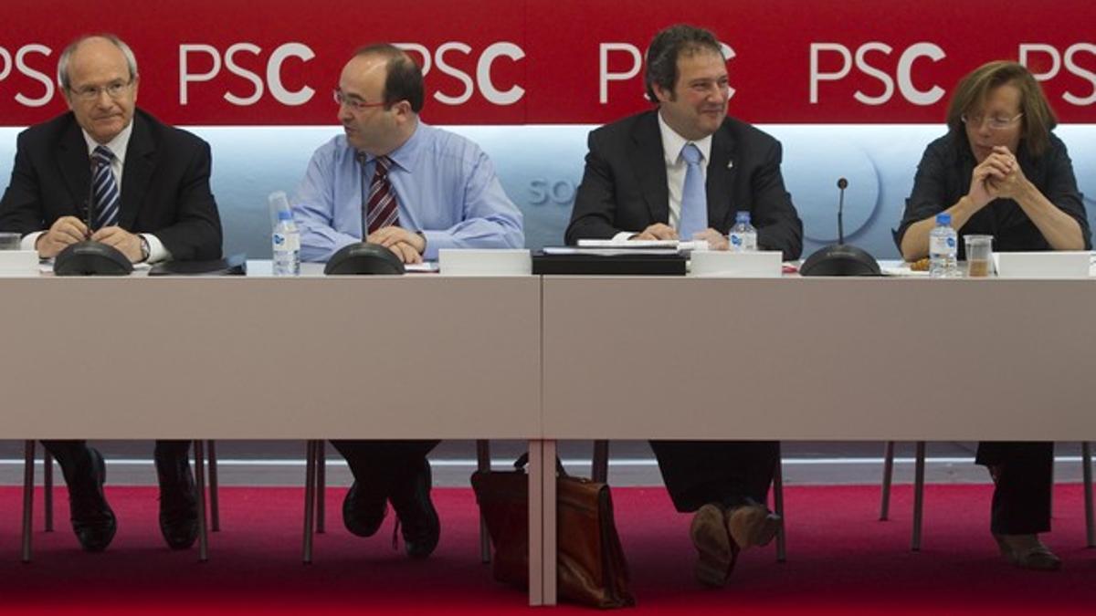 De izquierda a derecha, José Montilla, Miquel Iceta, Jordi Hereu y Montserrat Tura, este lunes, durante la ejecutiva del PSC.