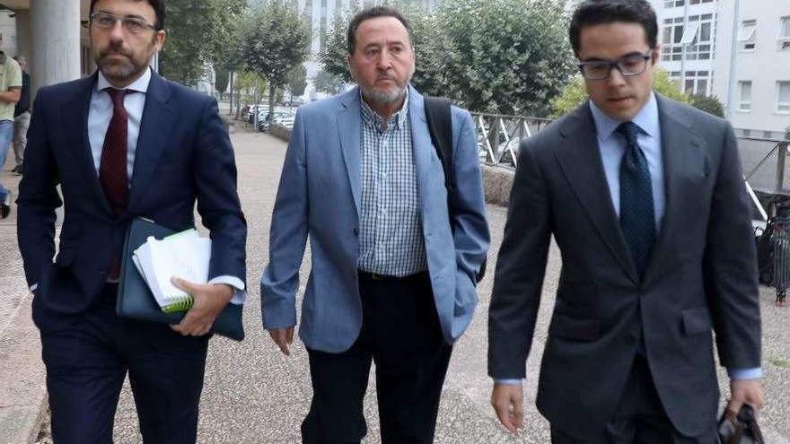 Fernando Rebón, en el centro acompañado de sus abogados, ayer, a la entrada del juzgado. // Xoán Álvarez