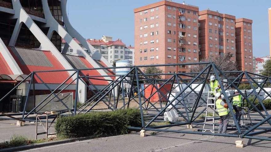 Trabajadores ensamblando ayer la malla espacial que se instalará en la grada de Río. // J. Lores