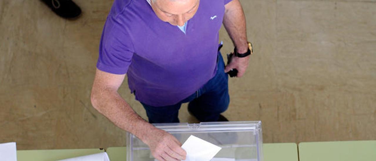 Un elector deposita su voto en unas elecciones // Bernabé / Javier Lalín