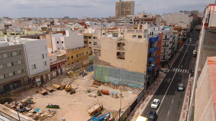 Solar situado entre Presidente Alvear y Montevideo, en el que se construirá el nuevo edificio.